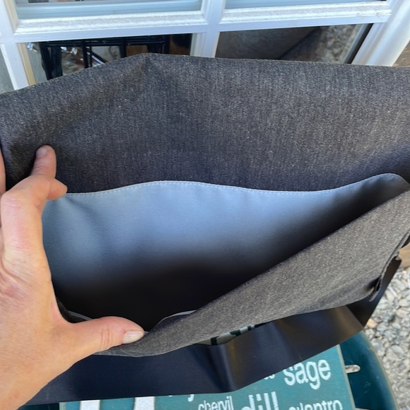 Incase Computer/Laptop Bag. - Picture 3 of 10